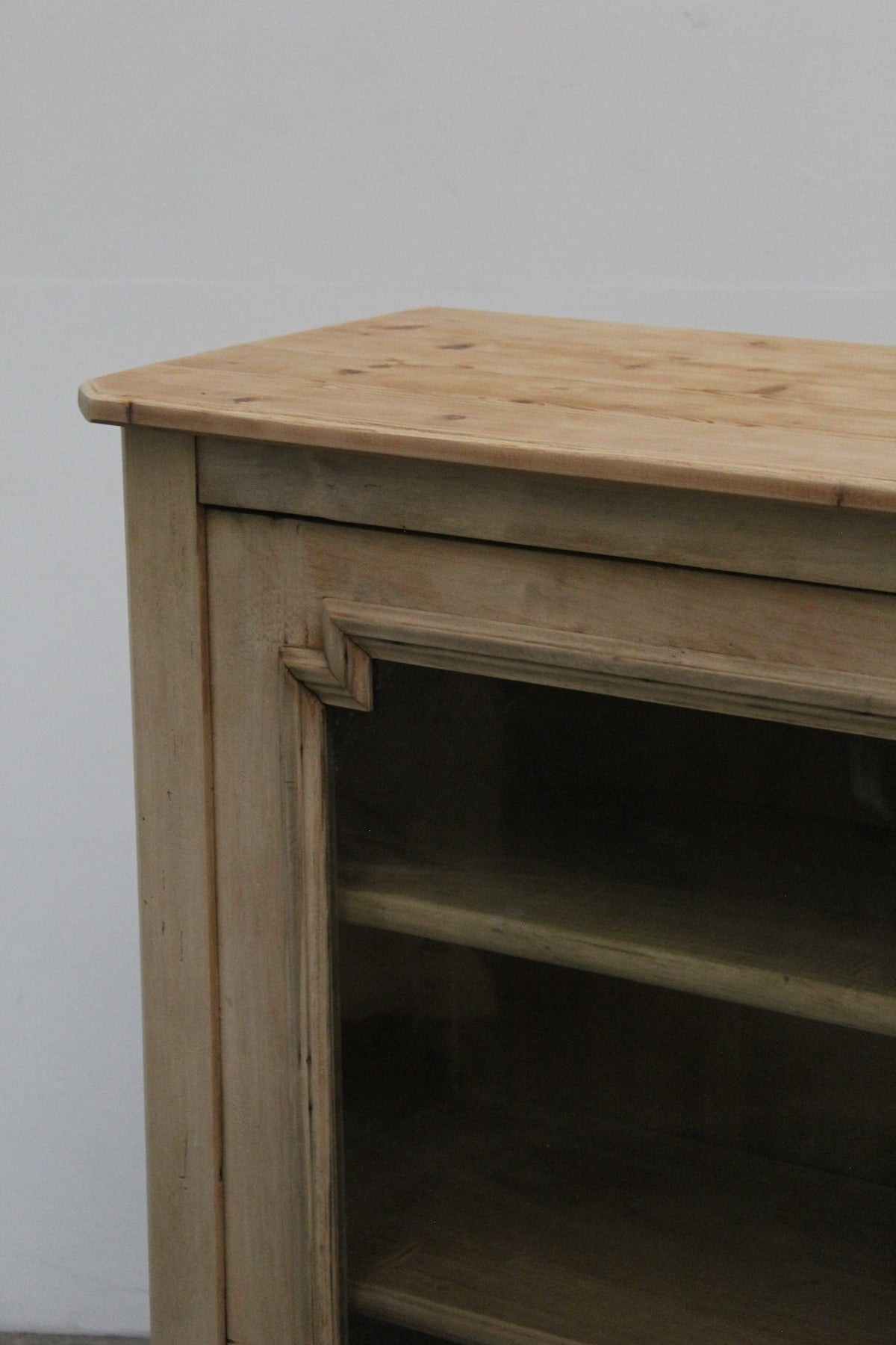 #1130 glass cabinet