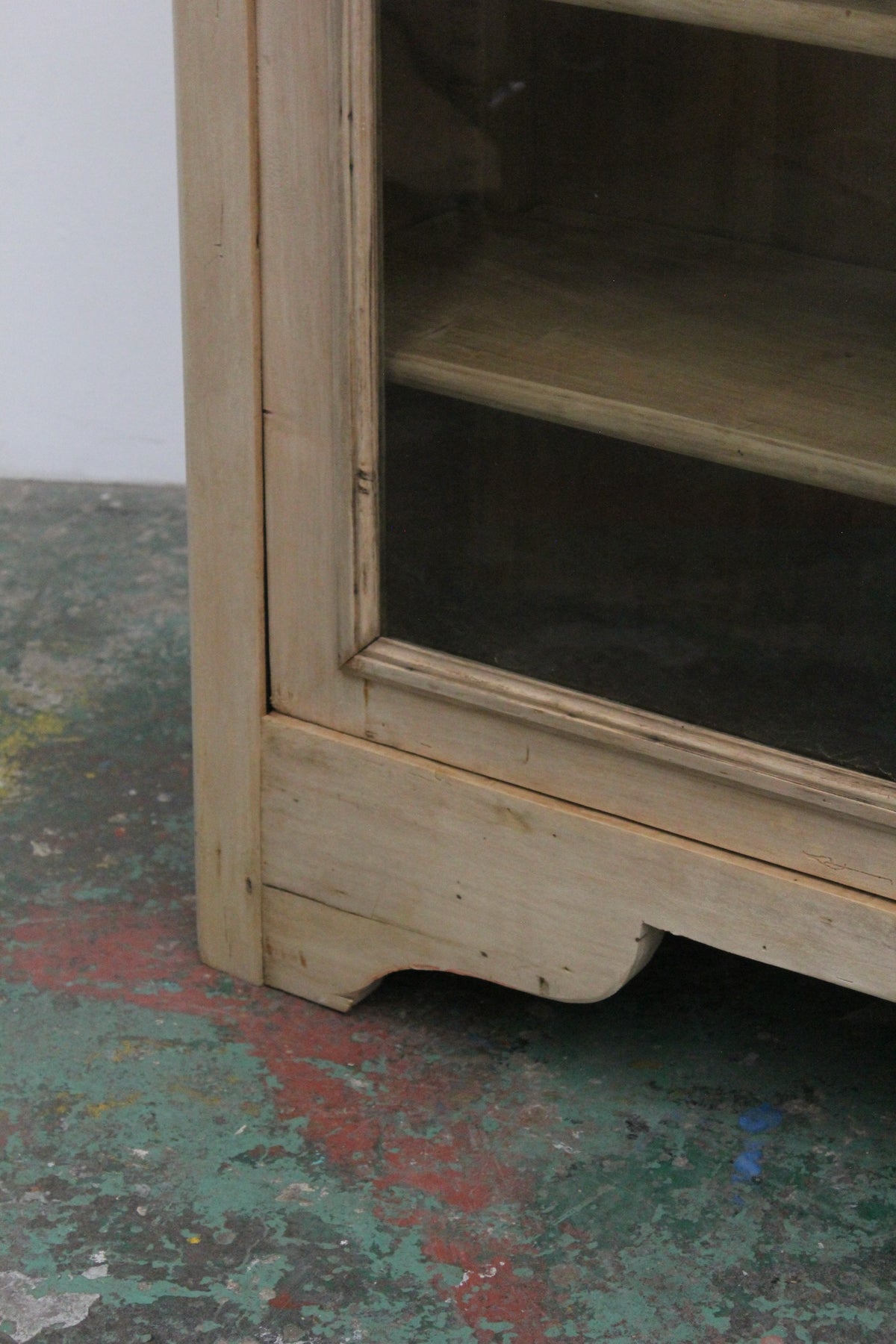 #1130 glass cabinet