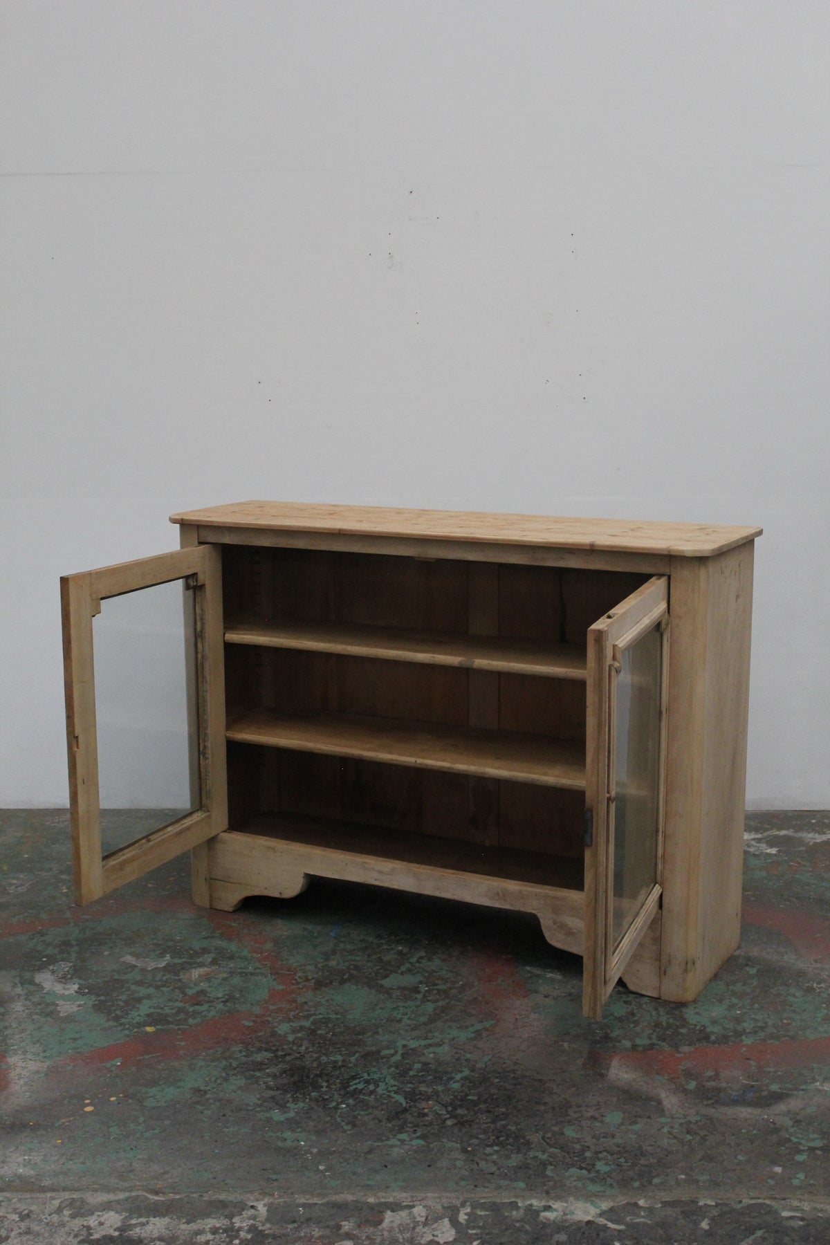 #1130 glass cabinet