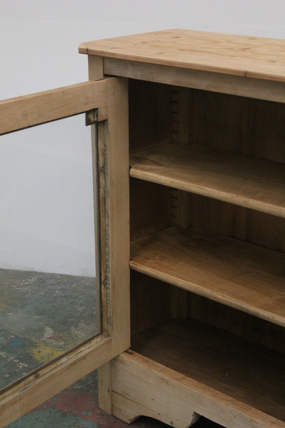#1130 glass cabinet
