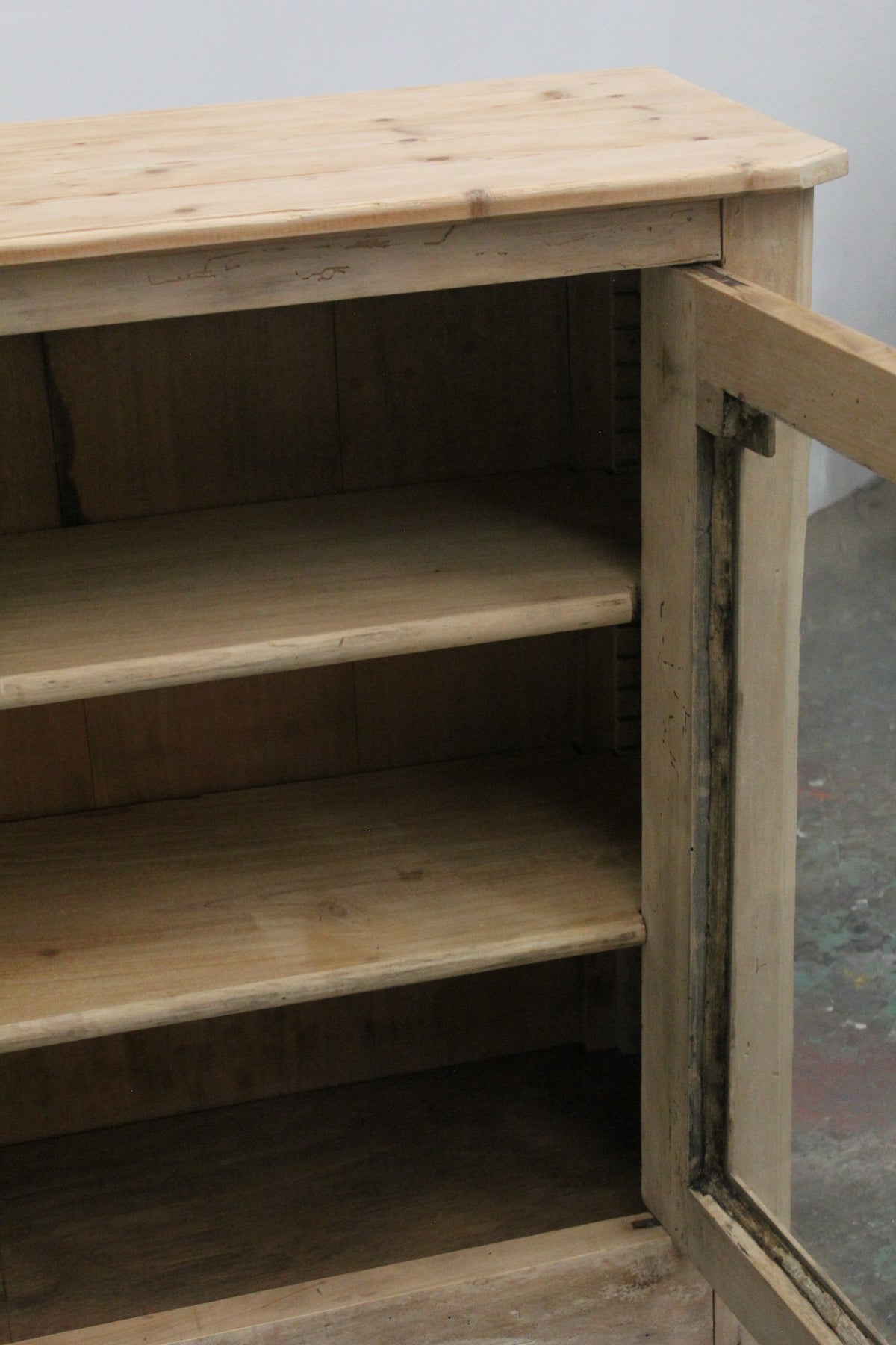 #1130 glass cabinet