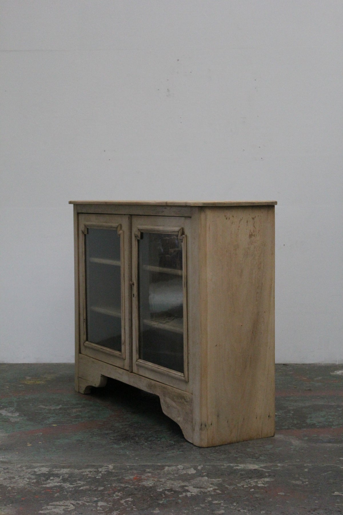 #1130 glass cabinet