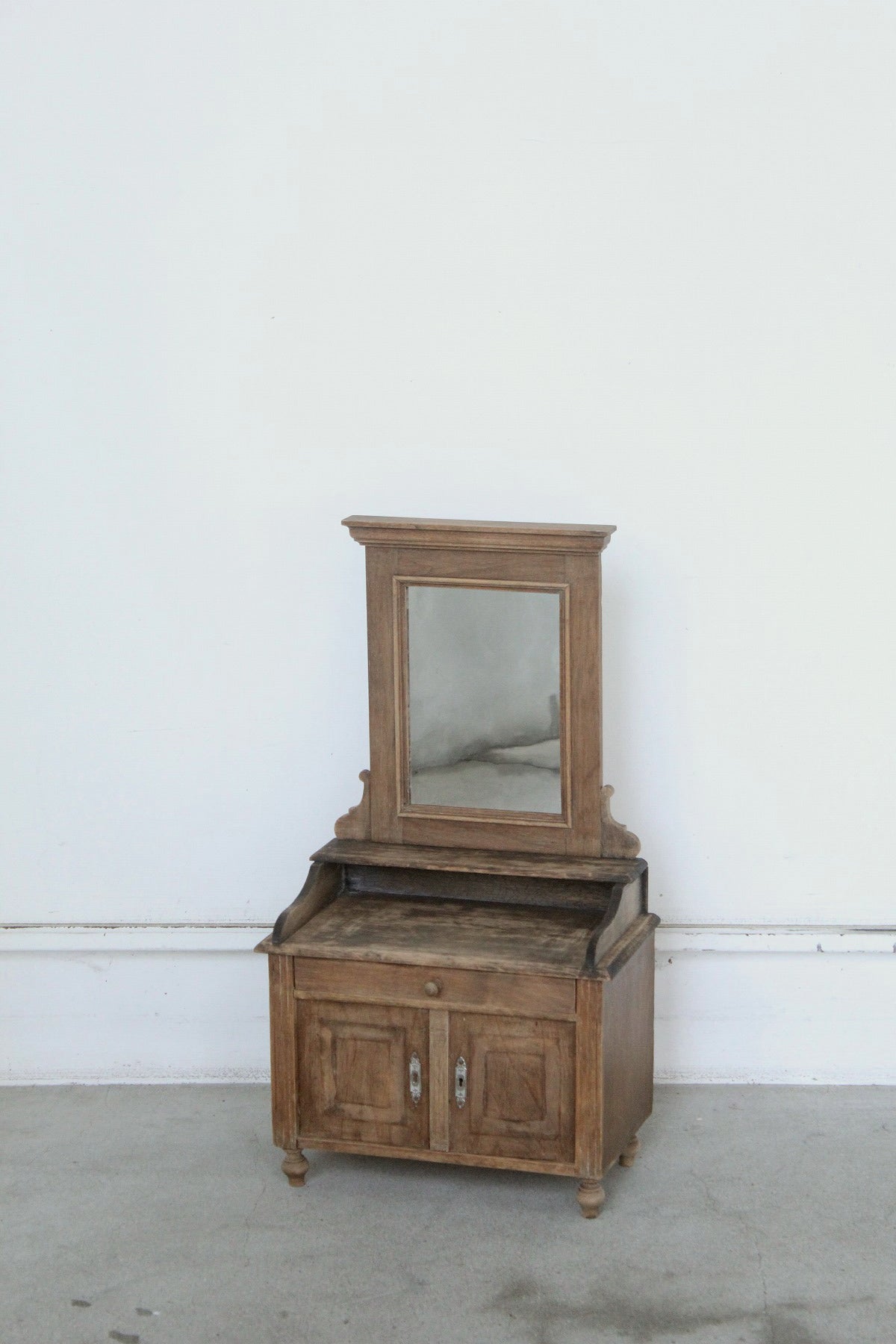 #0833 I miniature dresser
