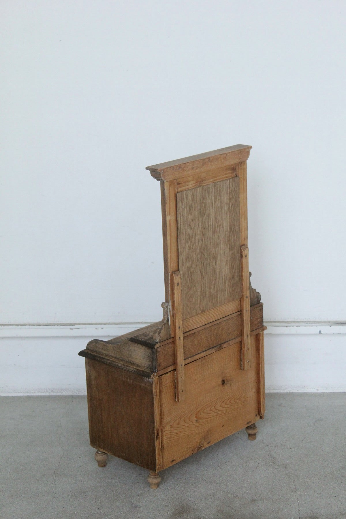 #0833 I miniature dresser