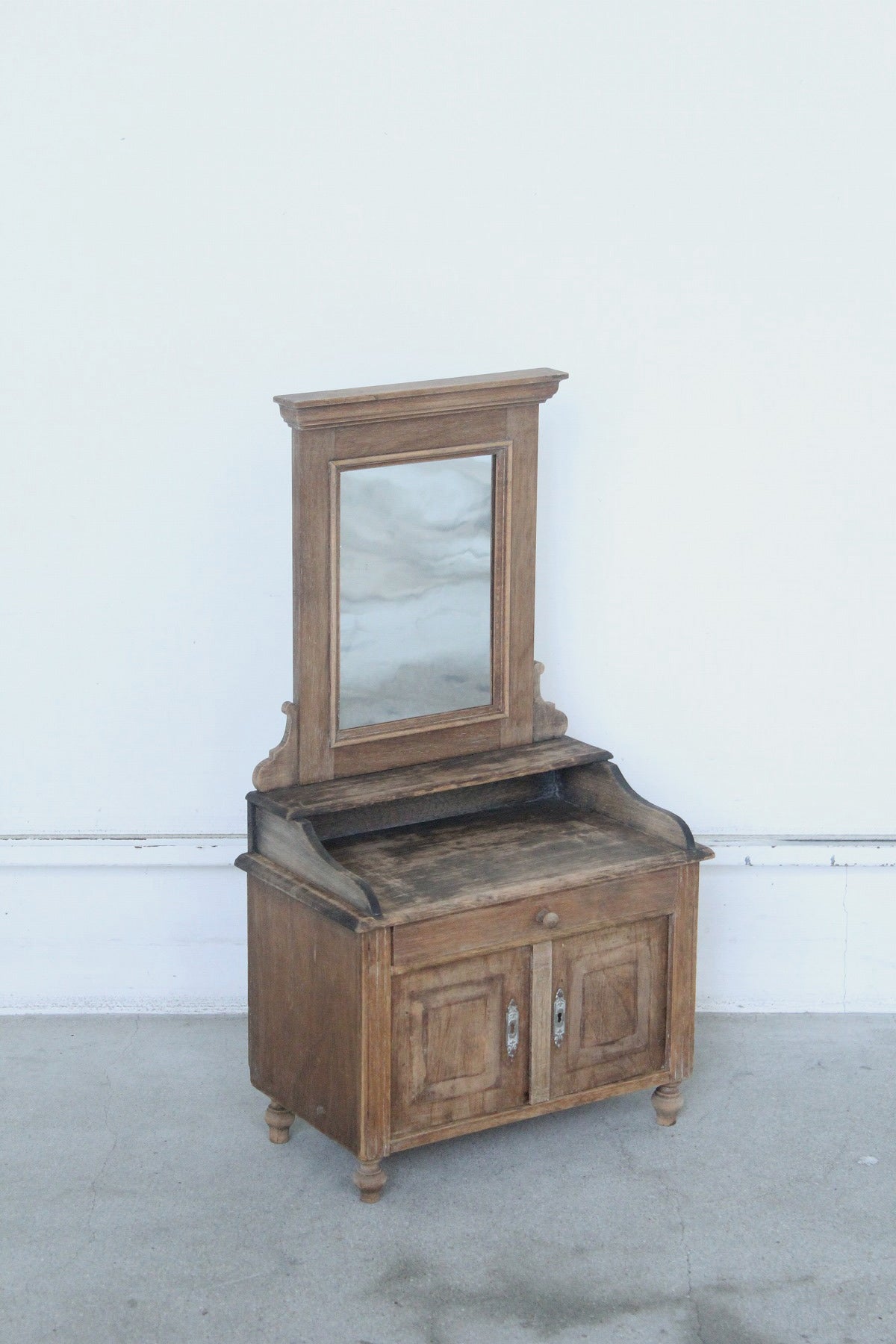 #0833 I miniature dresser