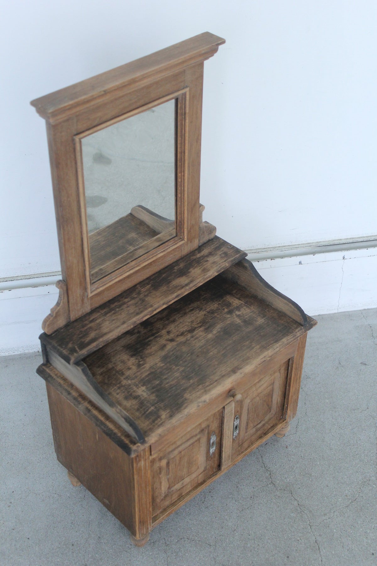 #0833 I miniature dresser