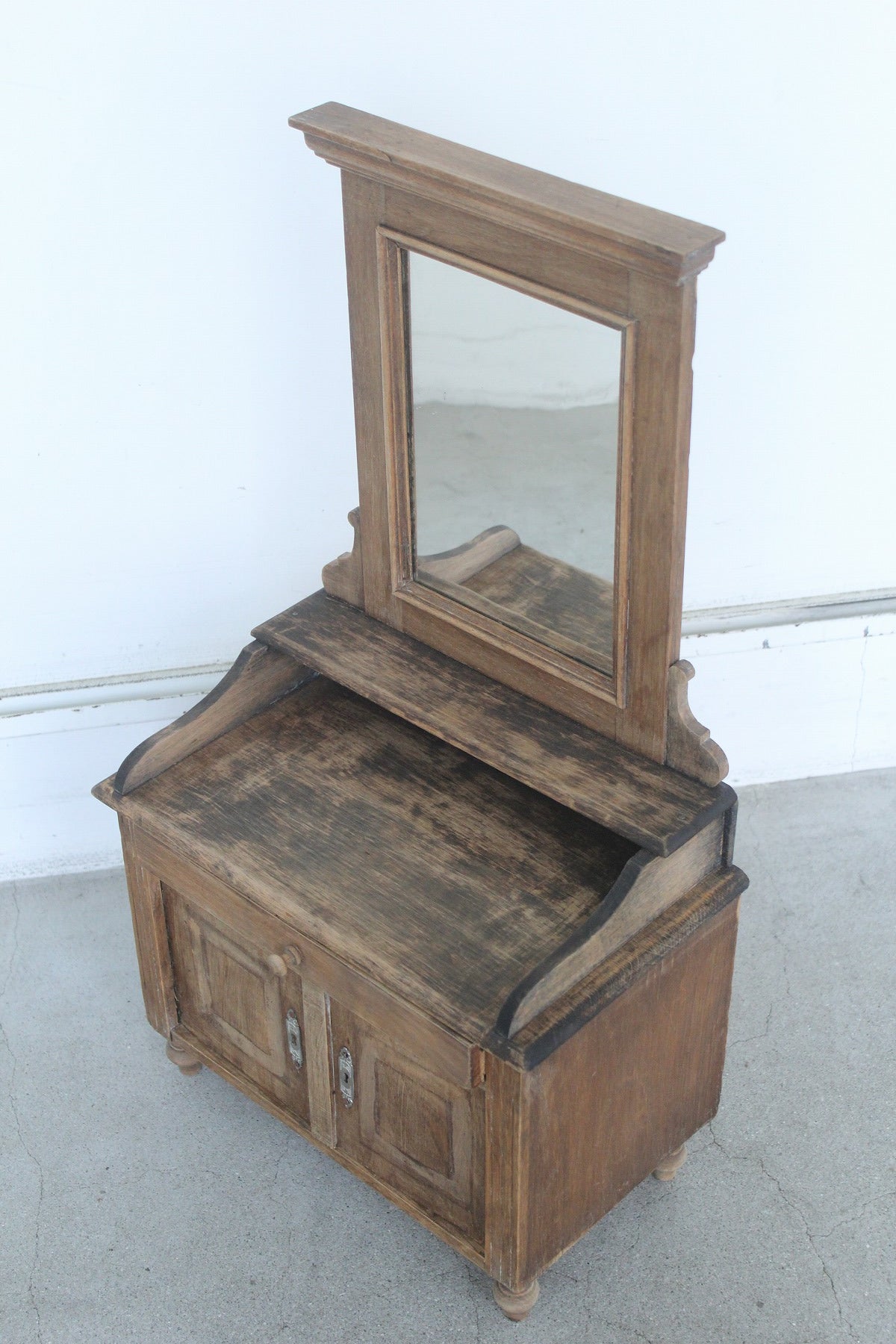 #0833 I miniature dresser