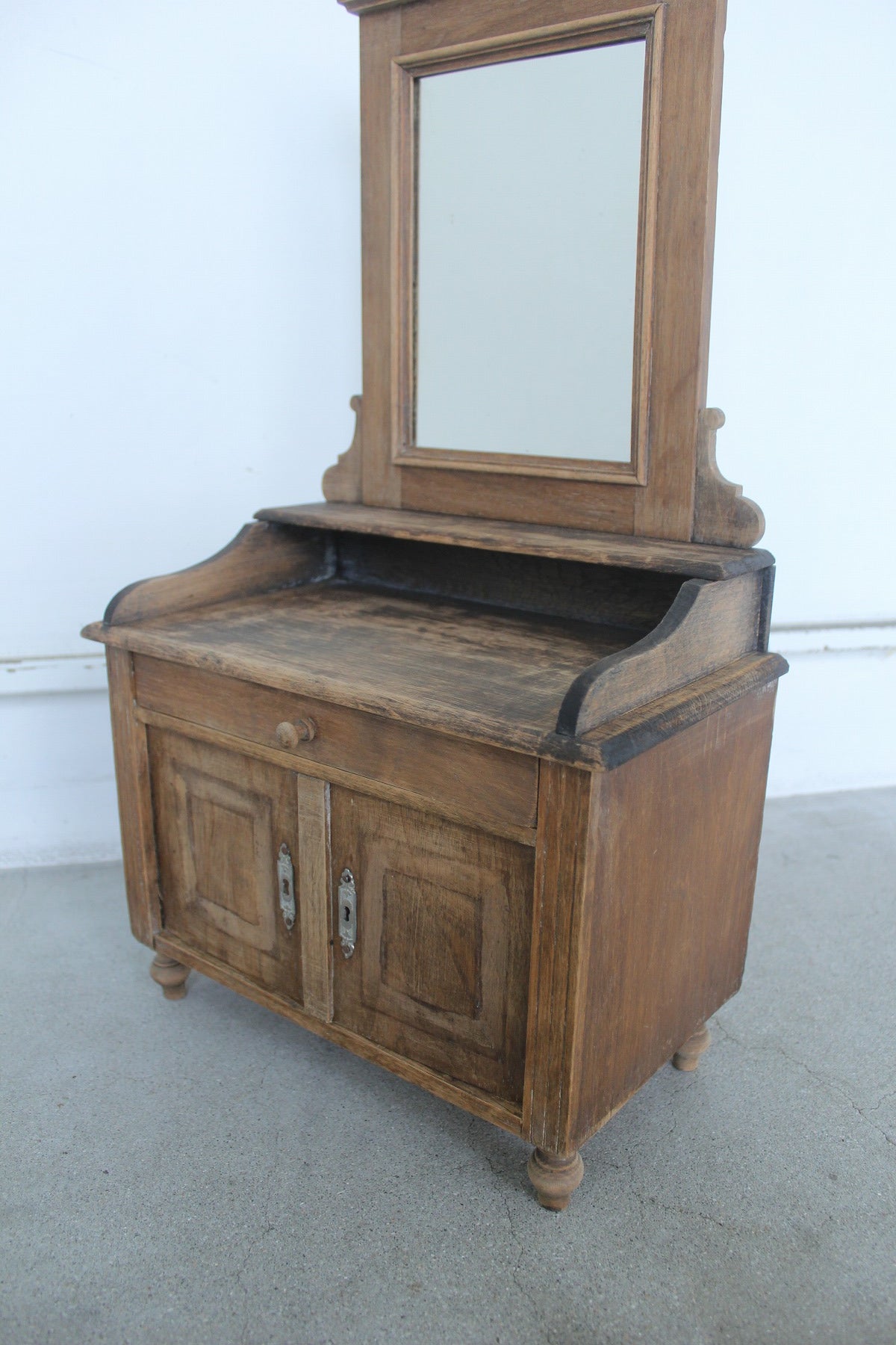 #0833 I miniature dresser