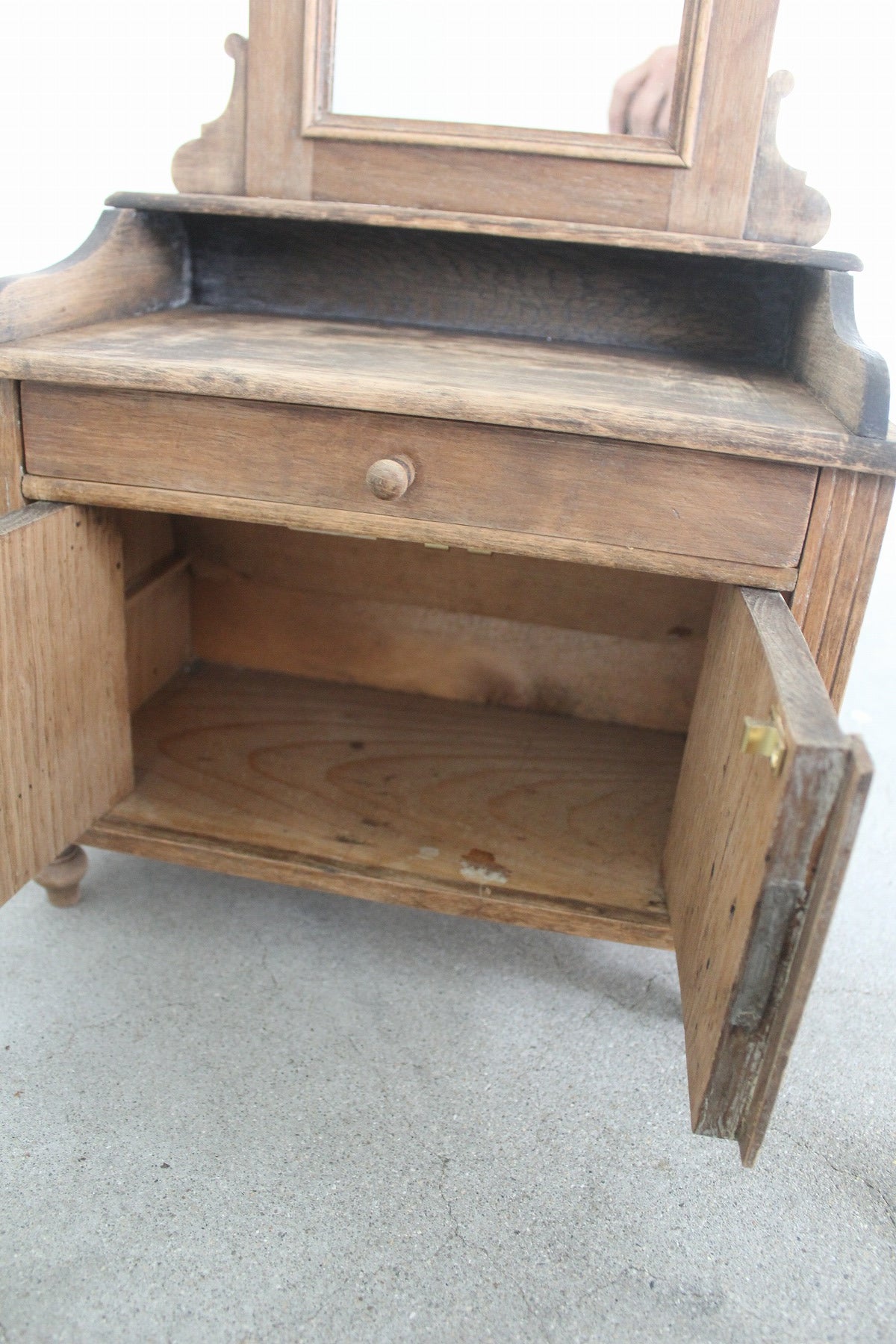 #0833 I miniature dresser