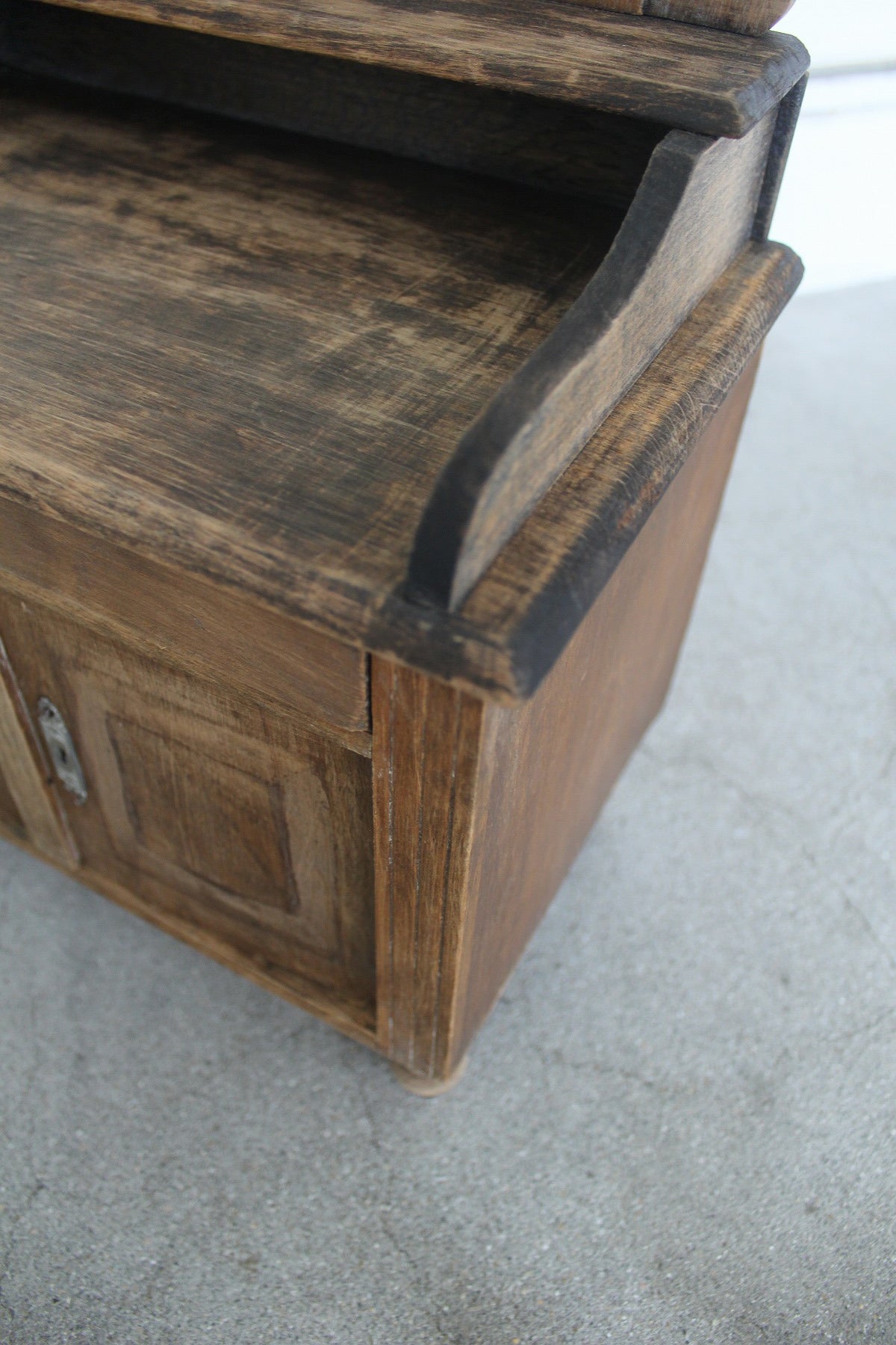 #0833 I miniature dresser