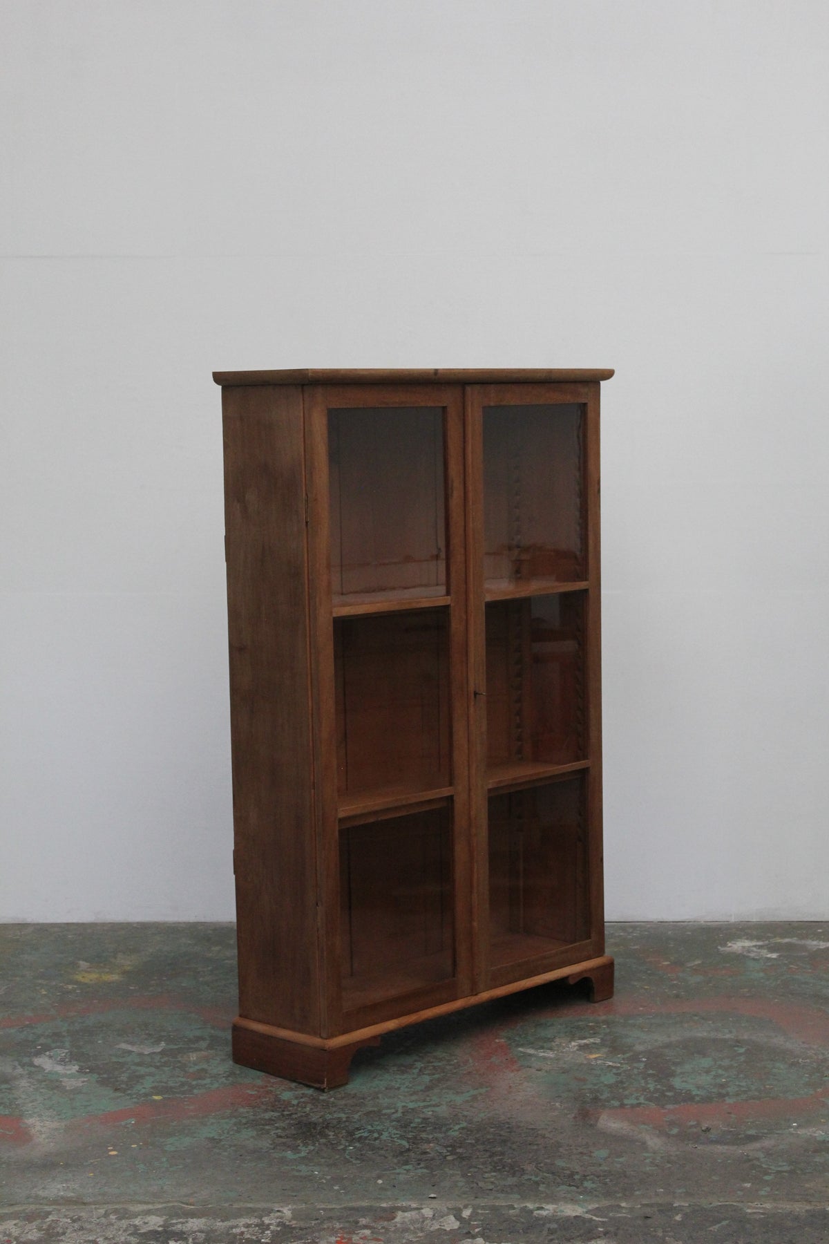 #1563 glass cabinet