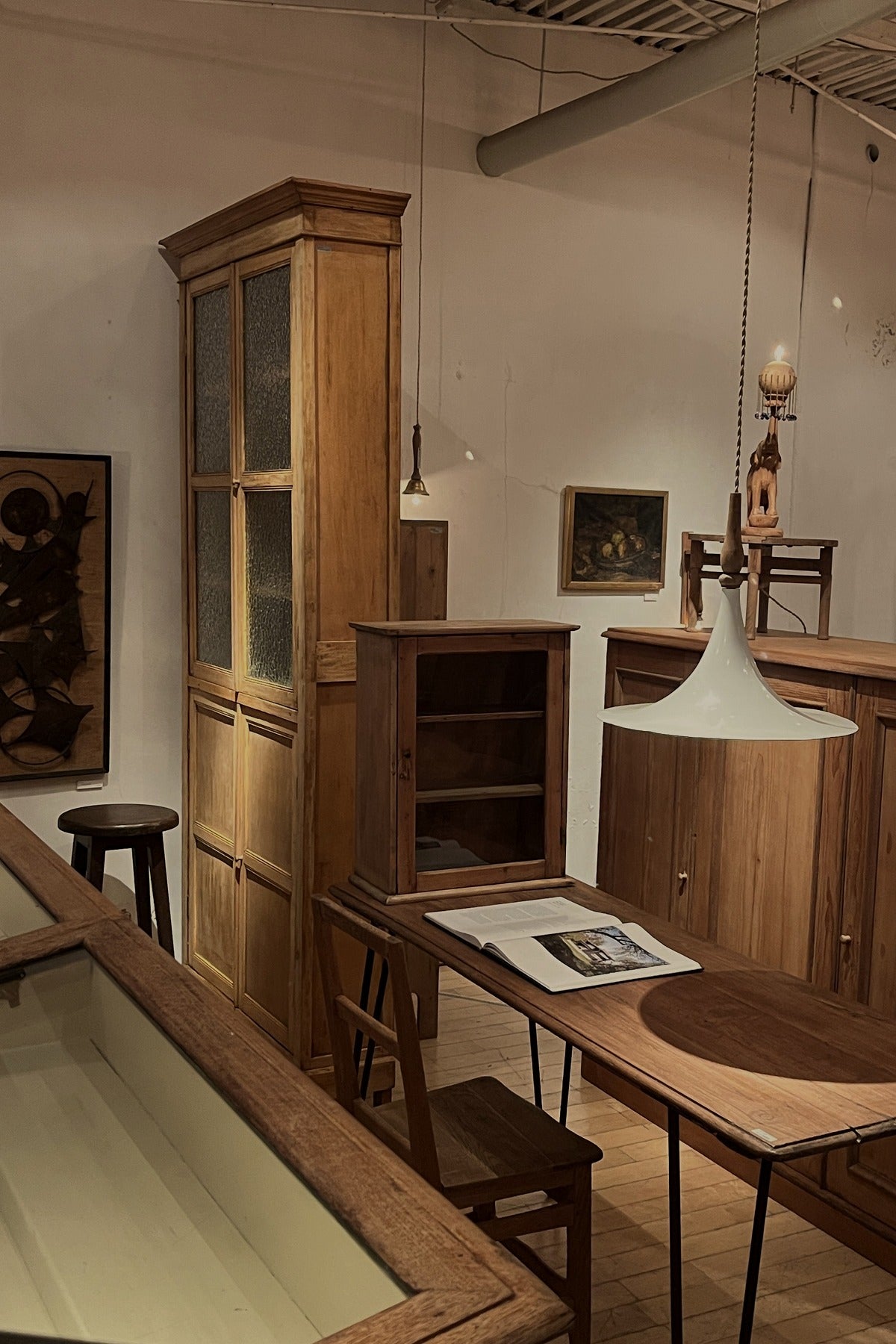 #1064 glass cabinet