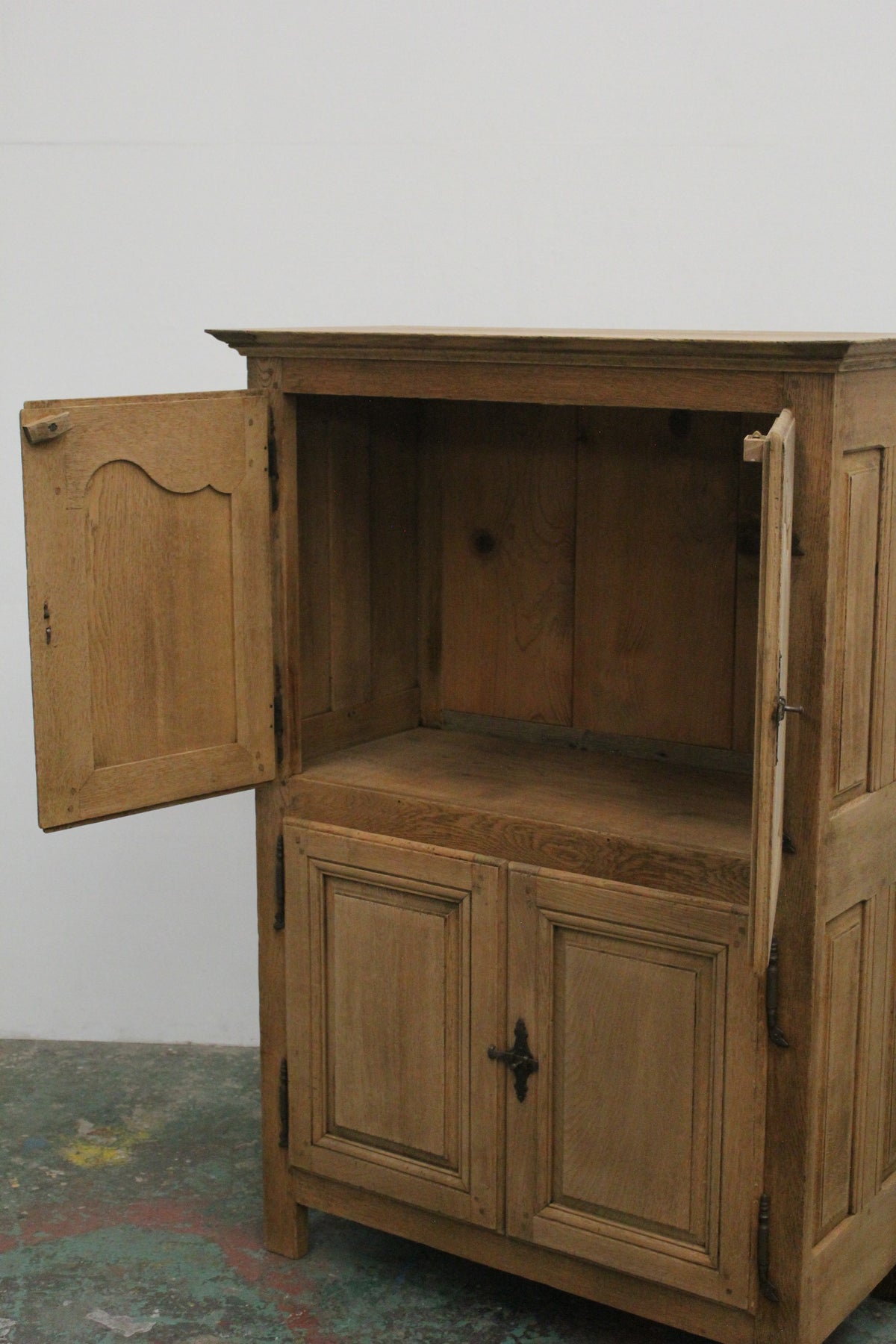 #1092 cabinet