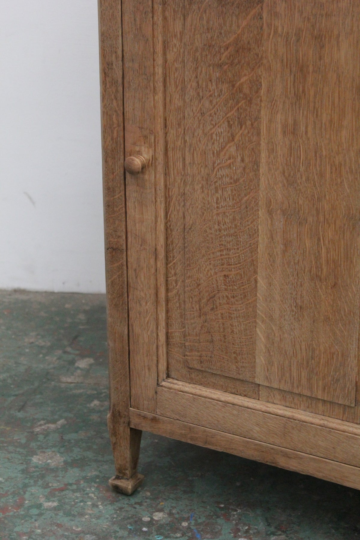 #1052 cabinet