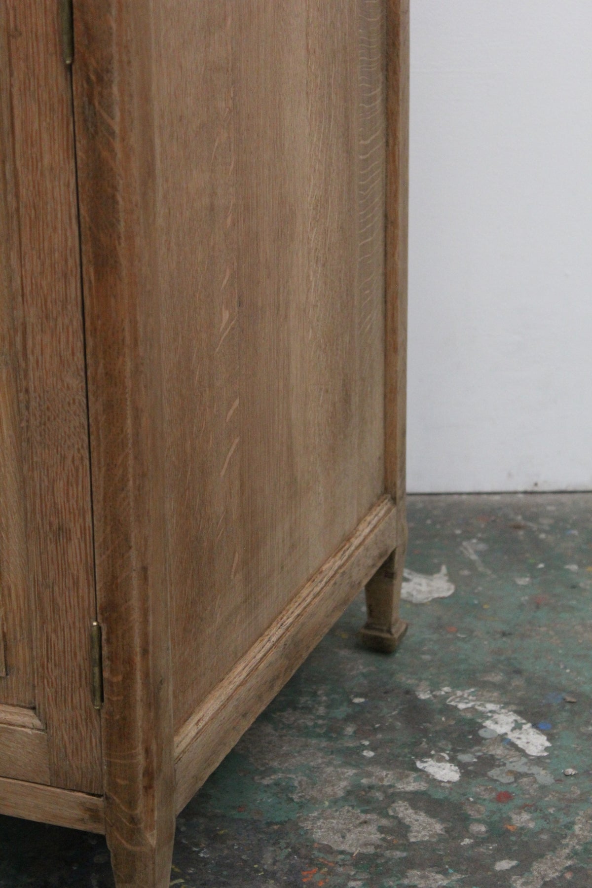 #1052 cabinet