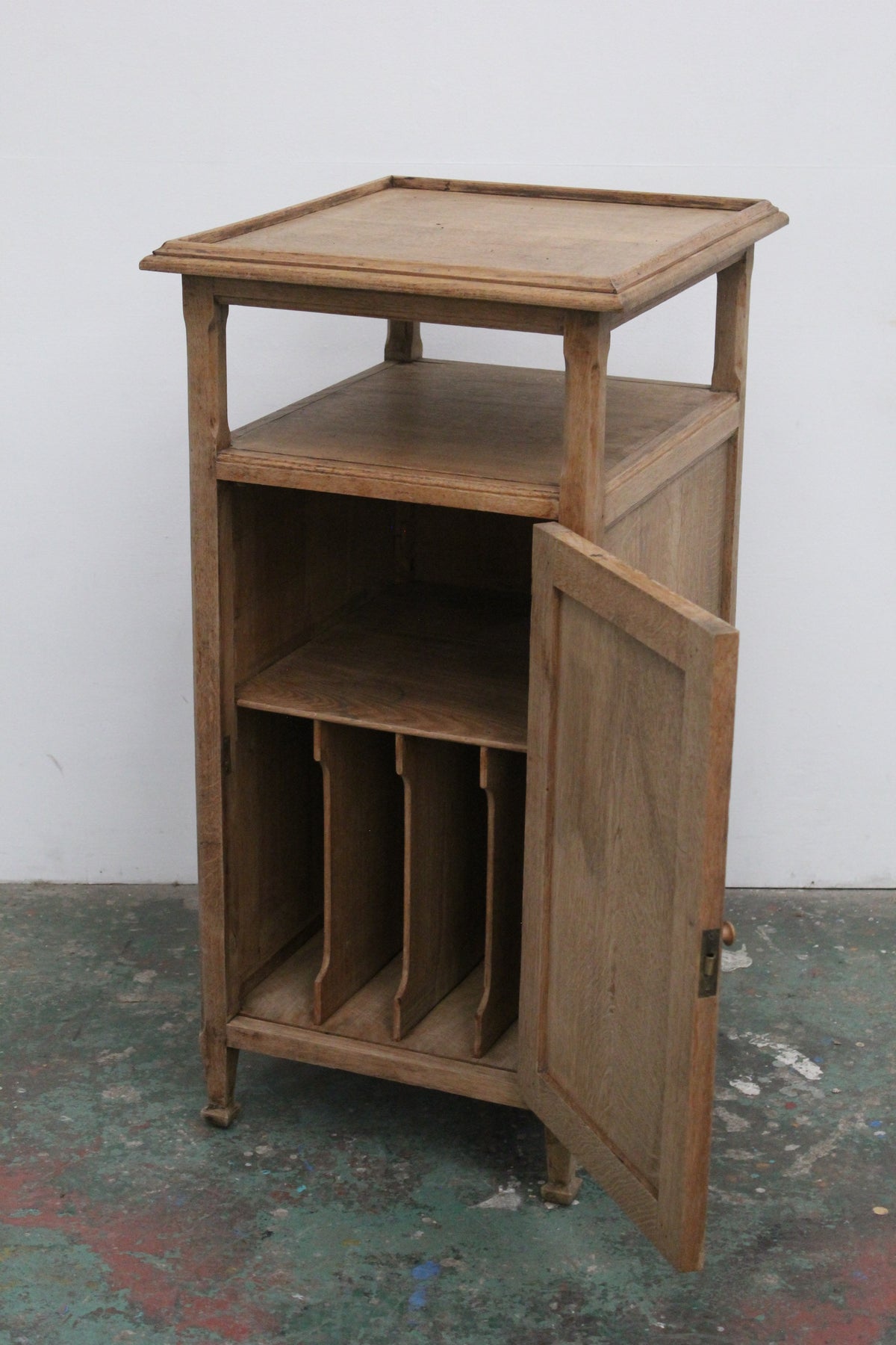 #1052 cabinet