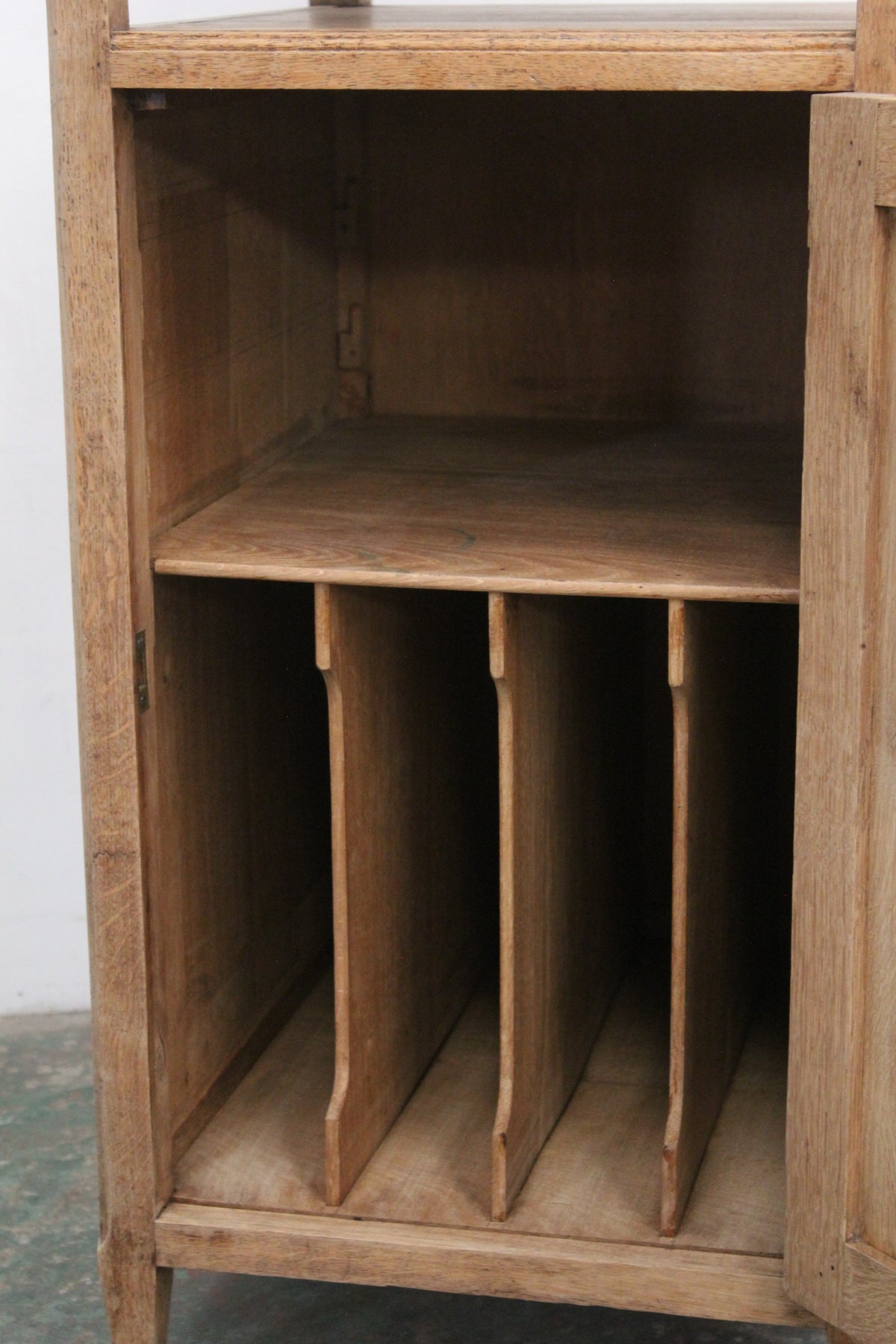 #1052 cabinet
