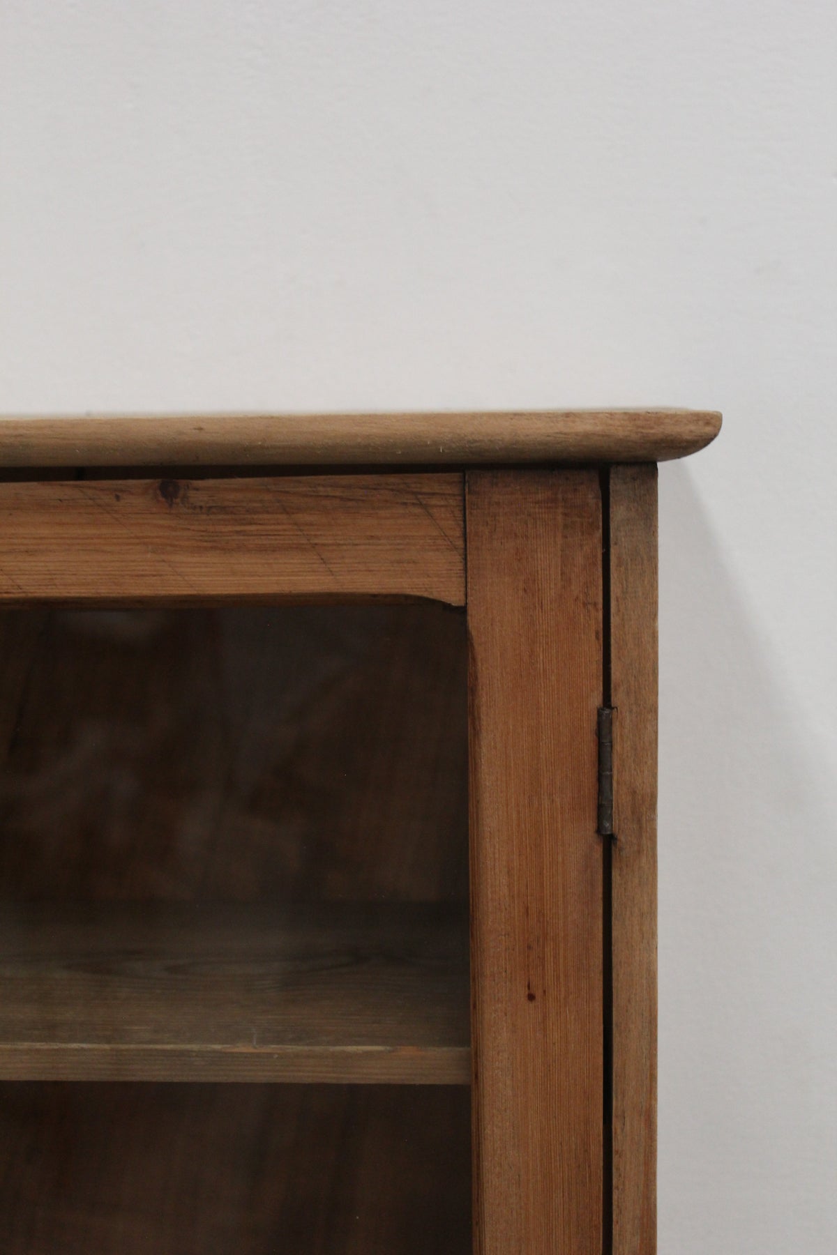 #1064 glass cabinet
