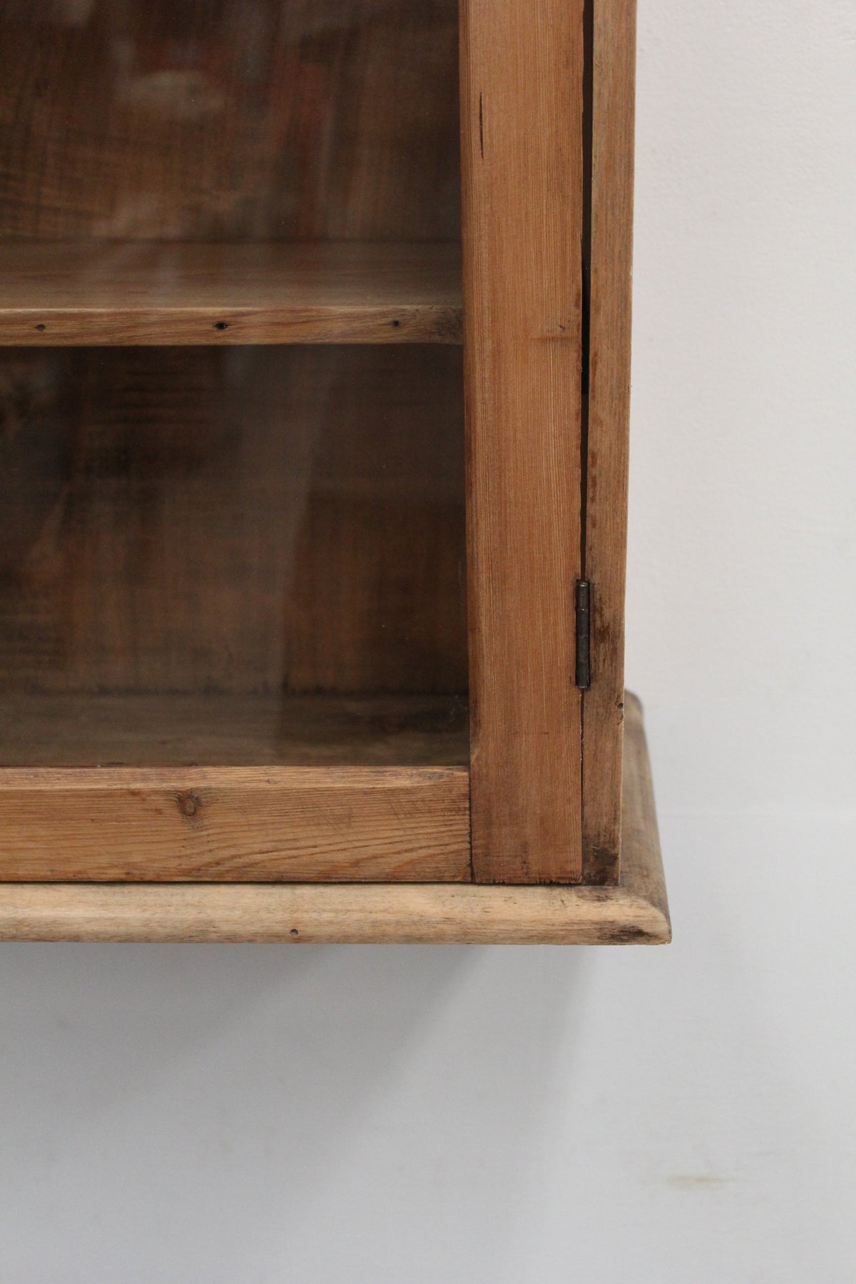 #1064 glass cabinet