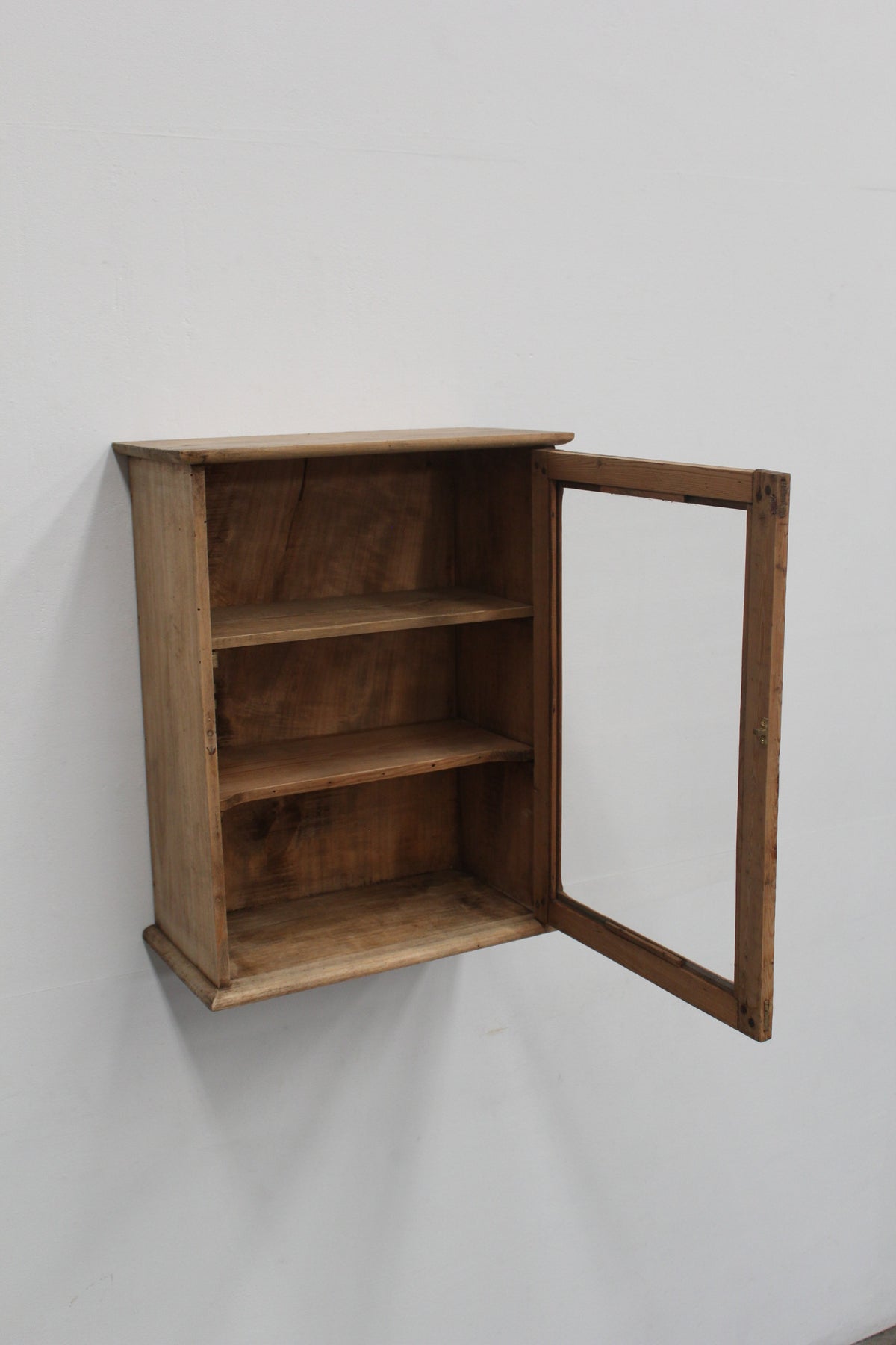 #1064 glass cabinet