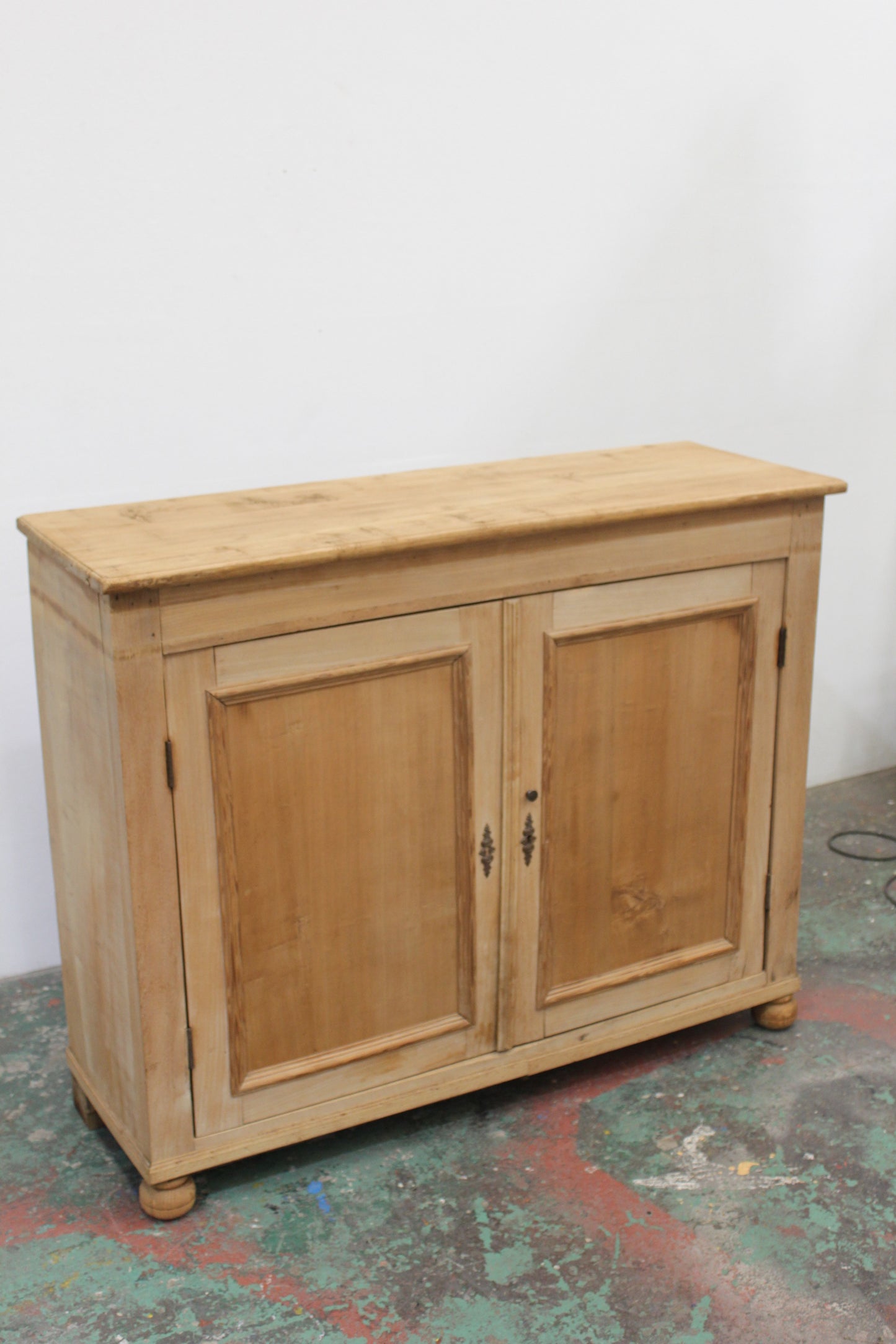 #1129 cabinet