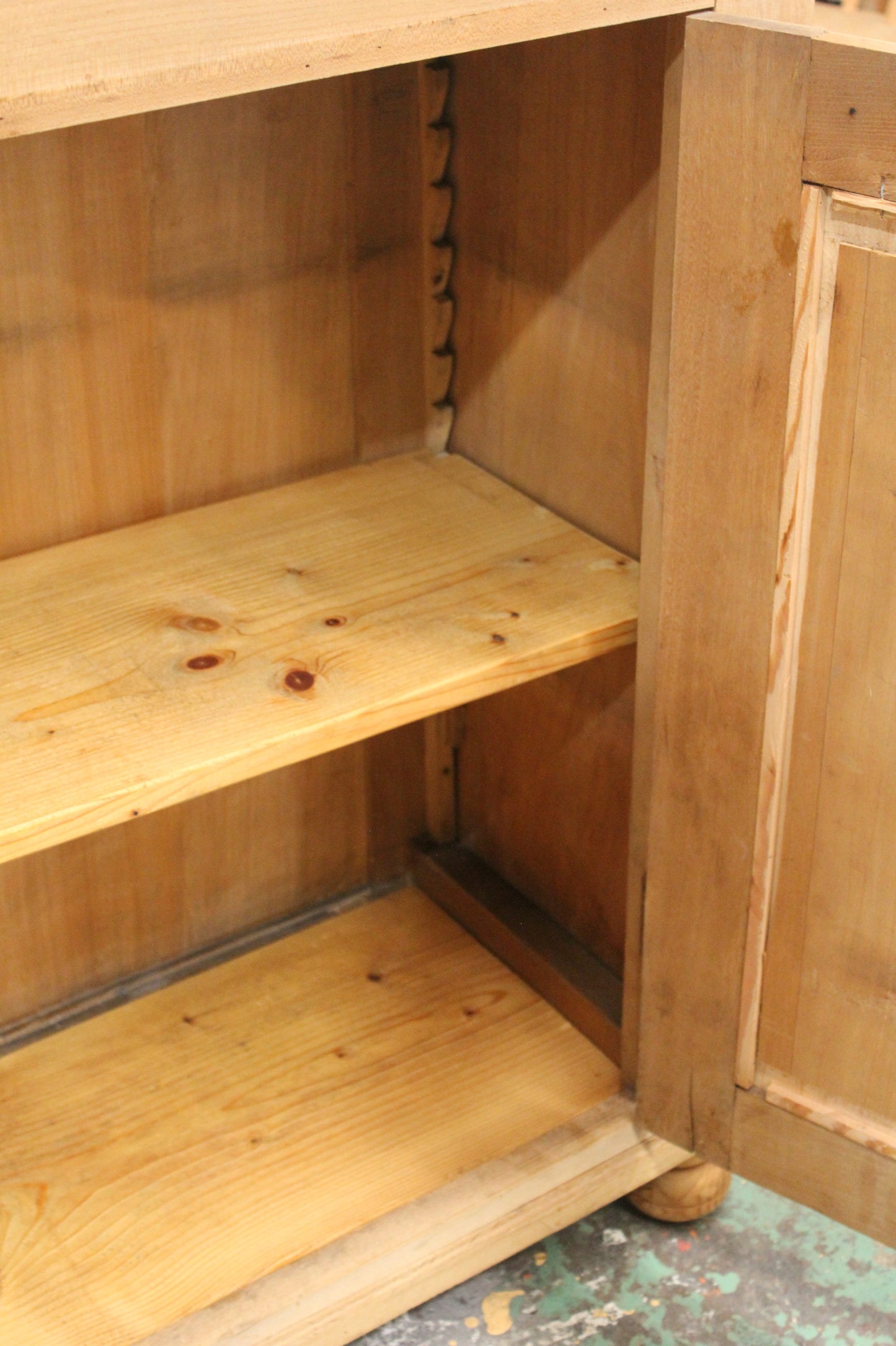 #1129 cabinet