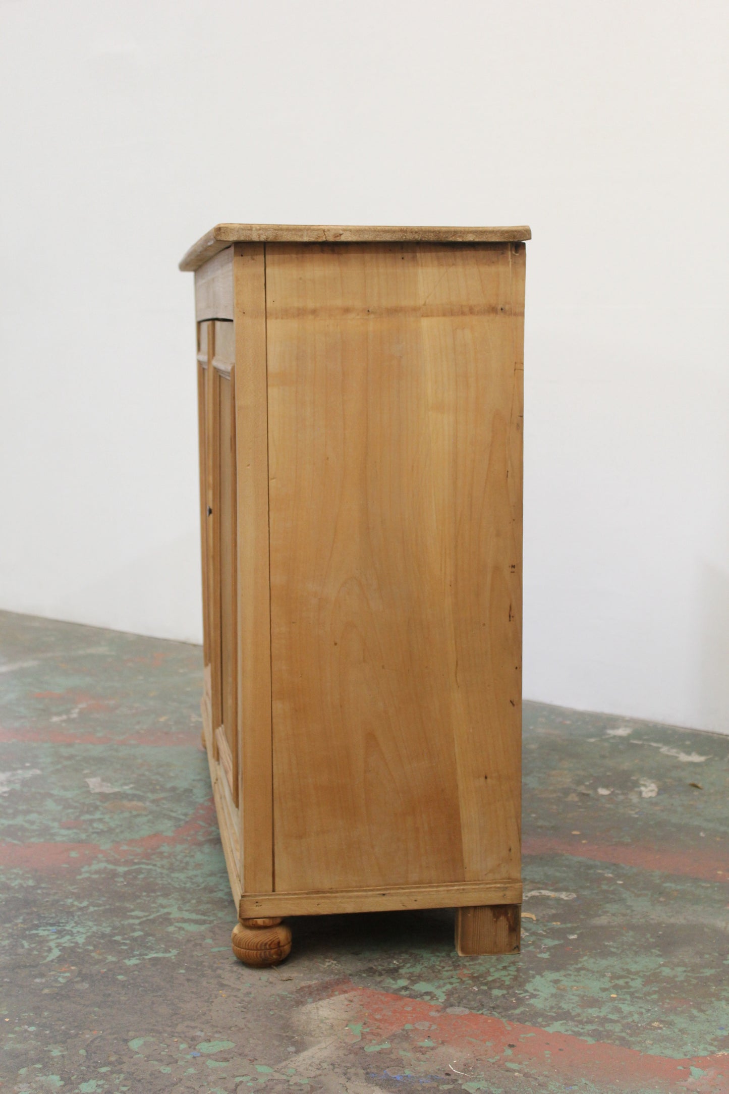 #1129 cabinet
