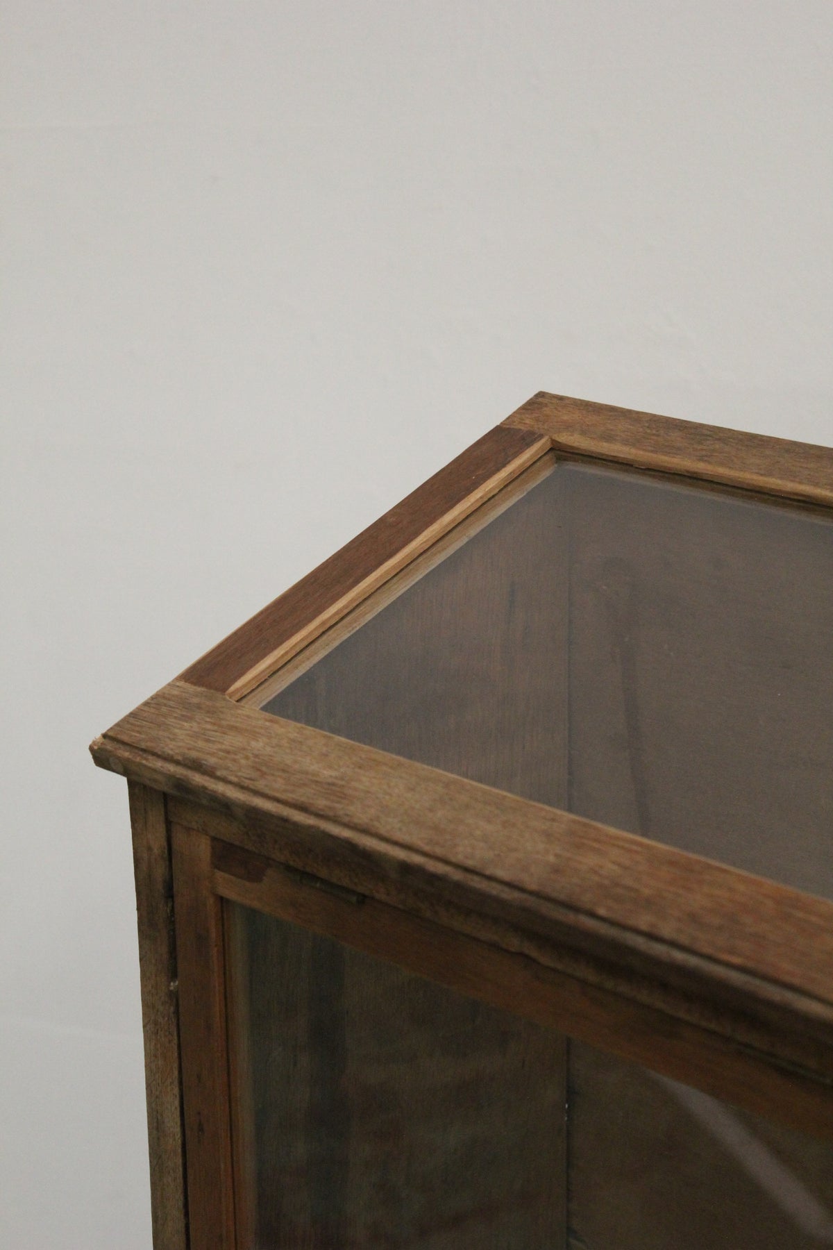 #1619 glass cabinet