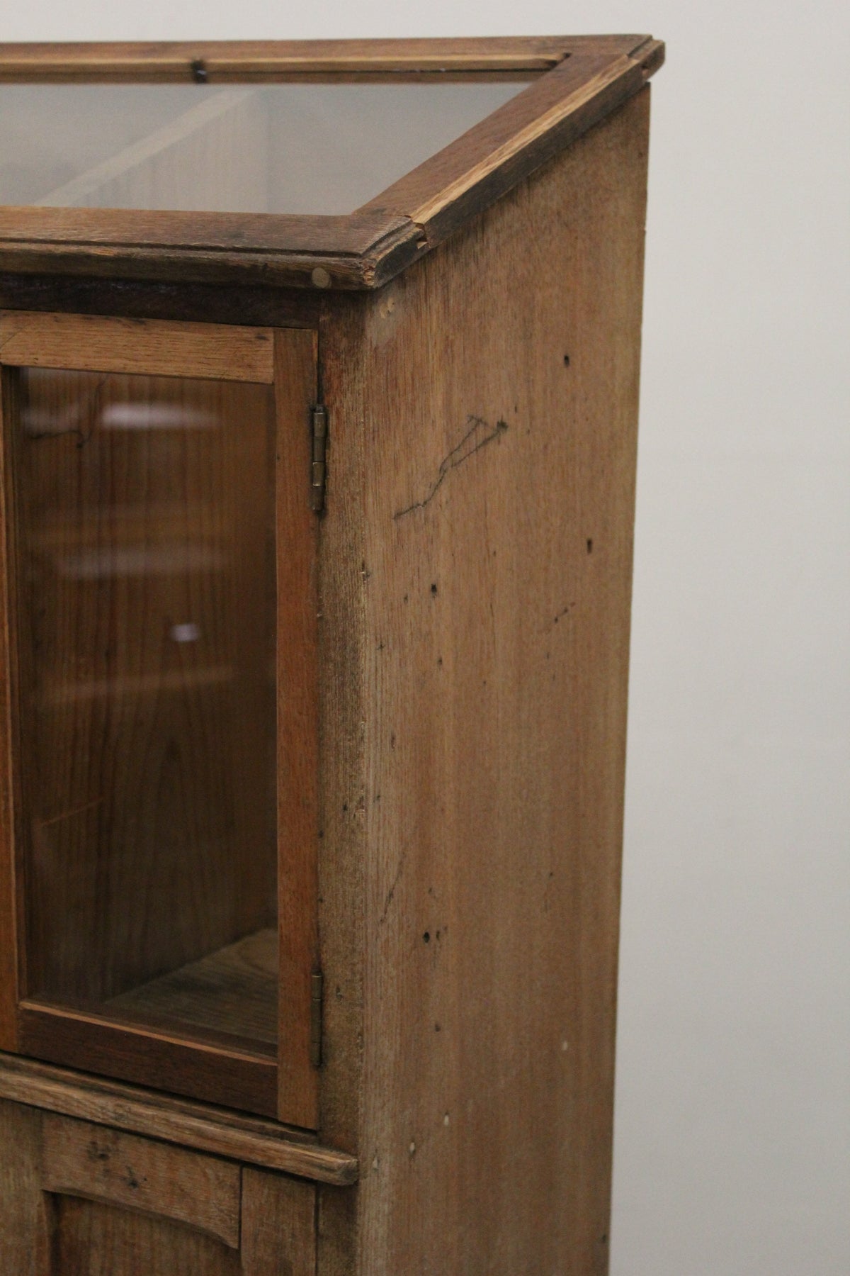 #1619 glass cabinet