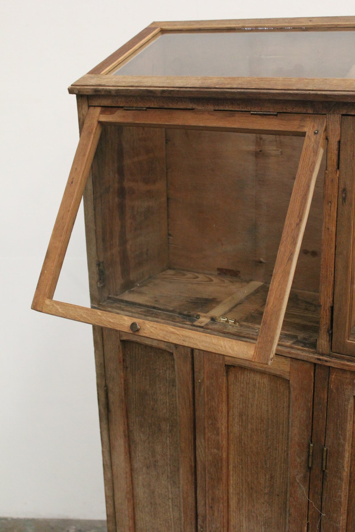 #1619 glass cabinet