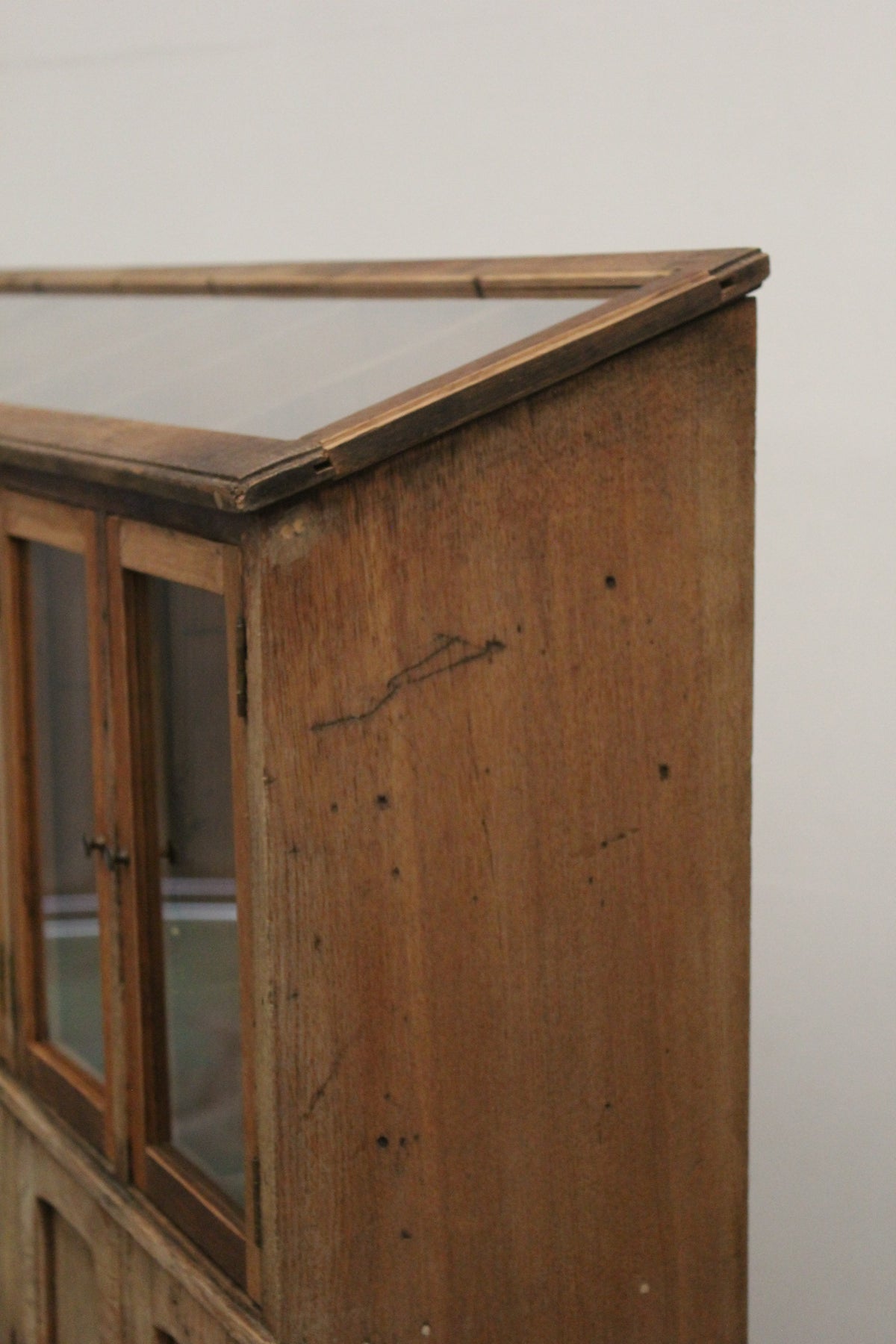 #1619 glass cabinet