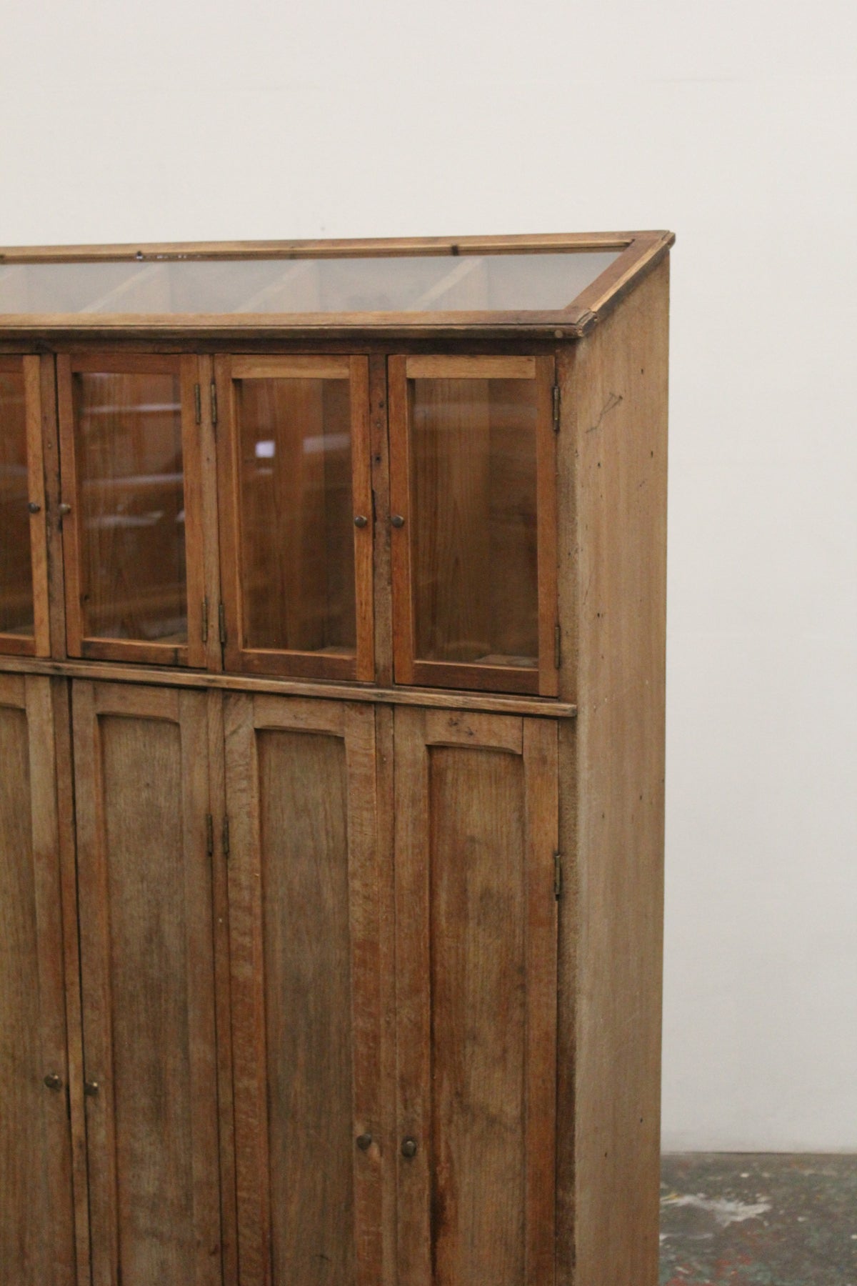#1619 glass cabinet