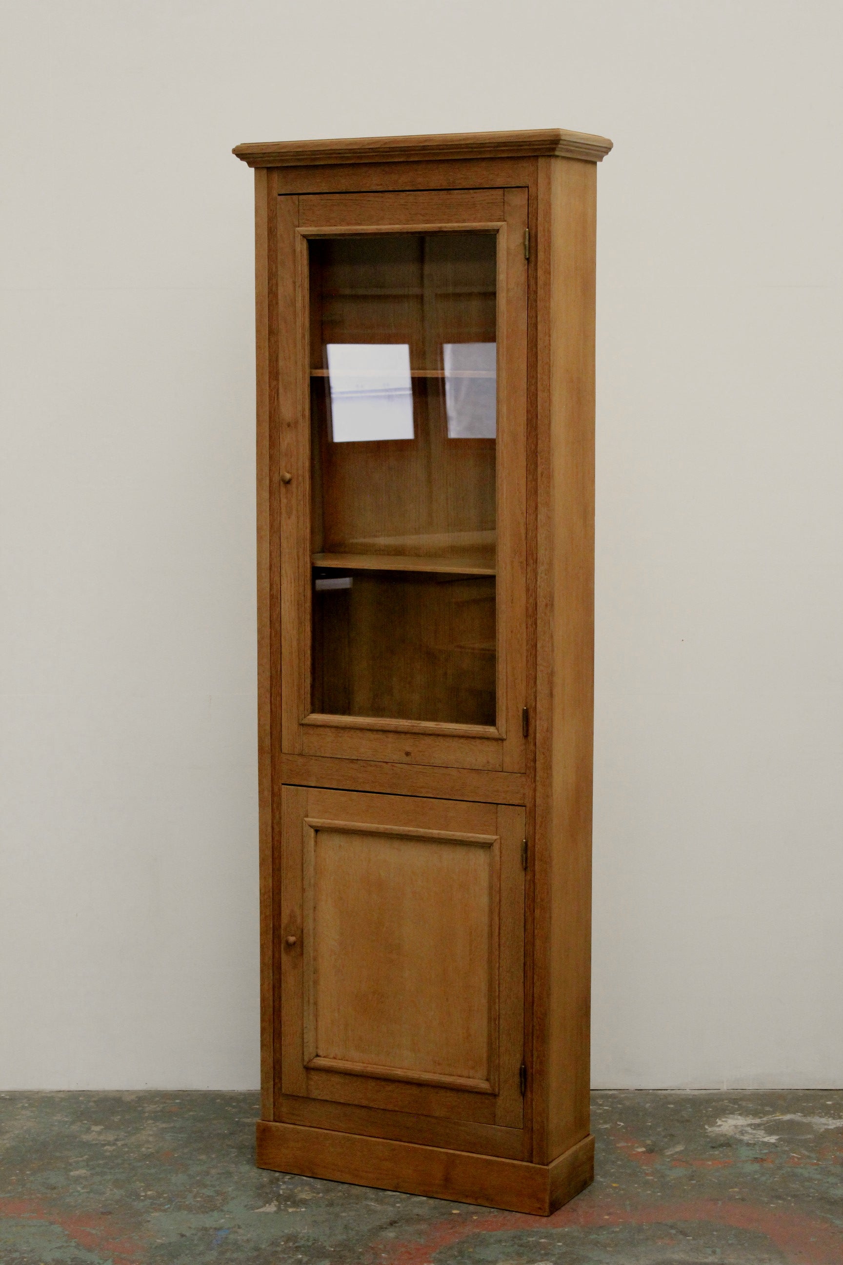 #1032 glass cabinet