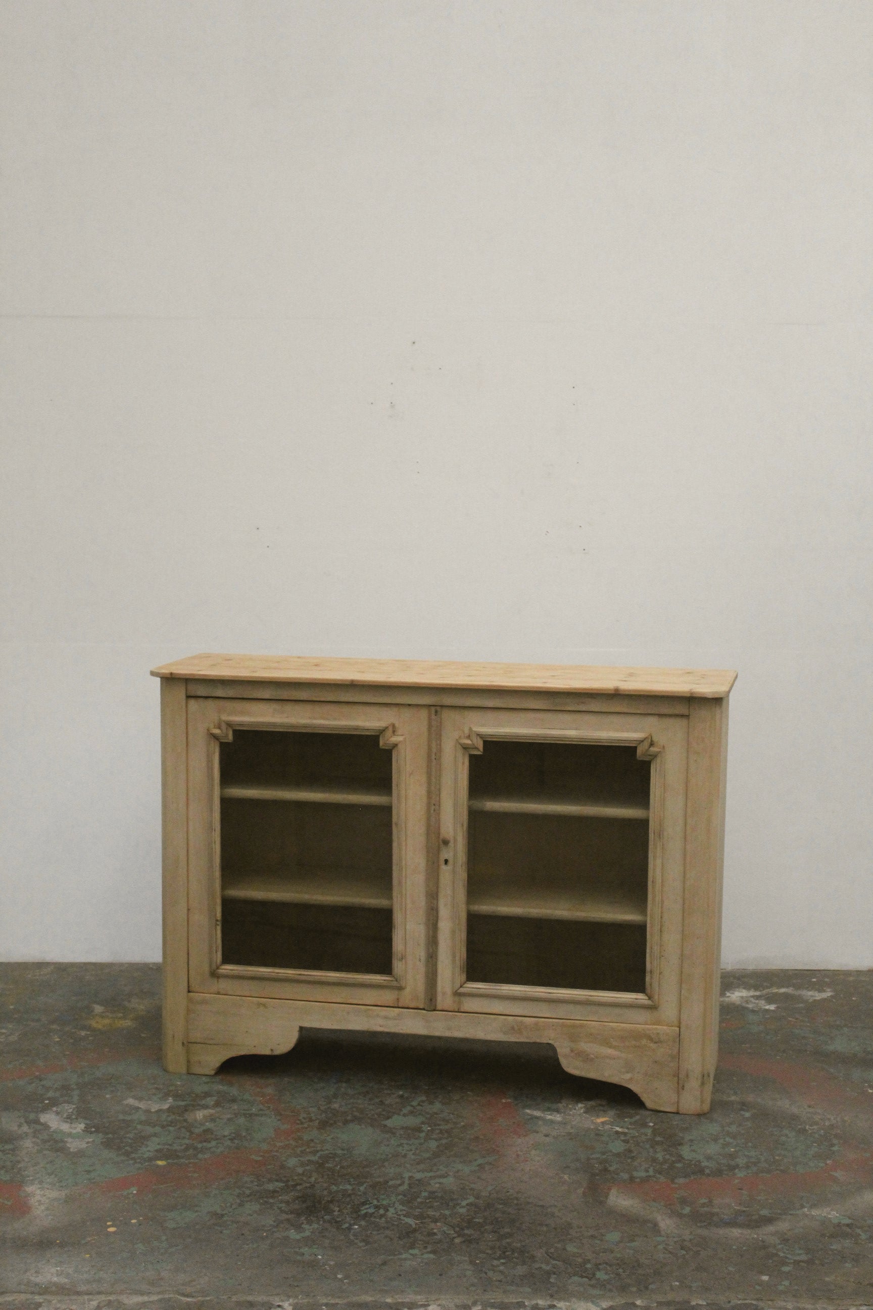 #1130 glass cabinet